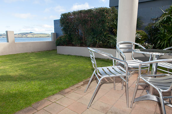 Taupo Lakefront  Accommodation Courtyard to Lake